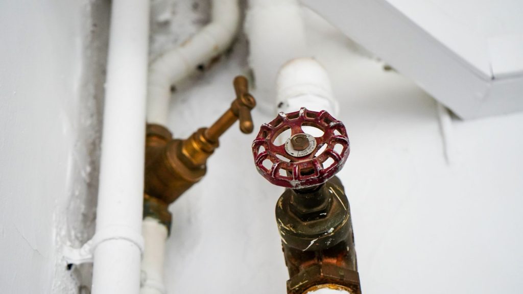 Šta da radite kada pukne ventil - Gde se zatvara voda?